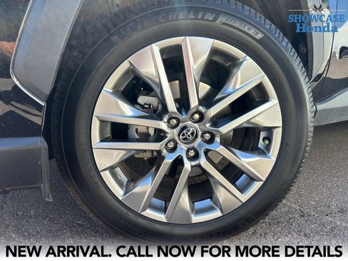 Used 2020 Toyota RAV4 XLE Premium FWD image 7