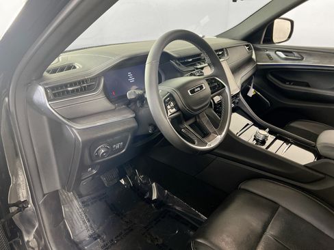 Used 2023 Jeep Grand Cherokee Overland w/ Luxury Tech Group IV AWD/4WD image 9