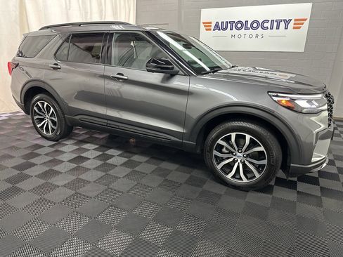 Used 2025 Ford Explorer ST-Line image 3