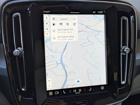 Used 2024 Volvo XC40 B5 Plus image 26