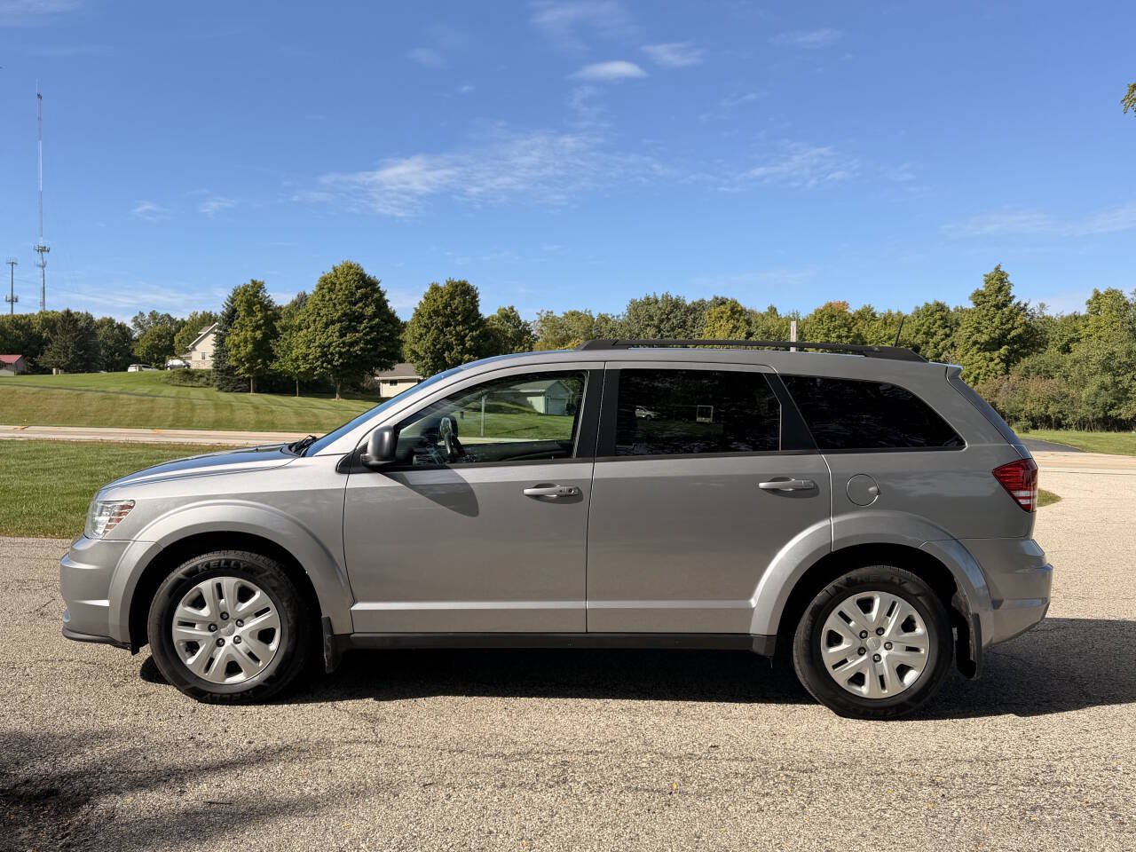 Used 2018 Dodge Journey SE w/ Mopar All Weather Group FWD image 2