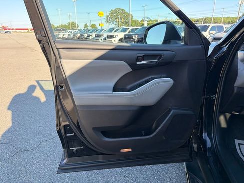 Used 2022 Toyota Highlander XLE AWD/4WD image 13