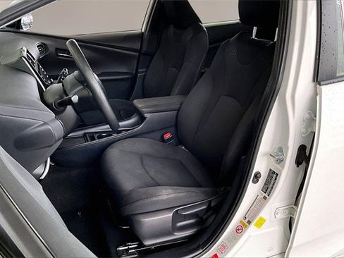 Used 2021 Toyota Prius LE image 18