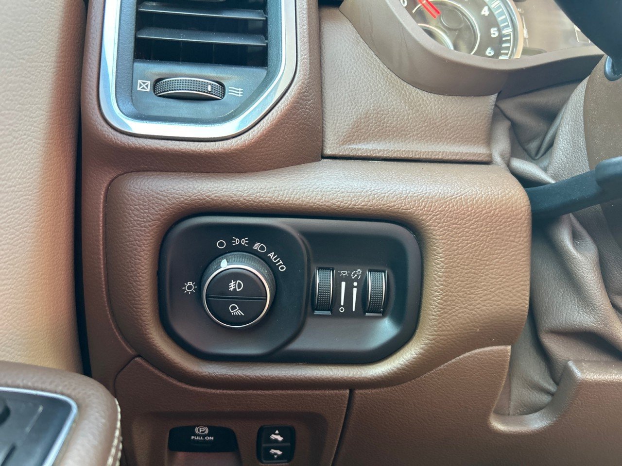 Used 2019 RAM 1500 Laramie AWD/4WD image 16