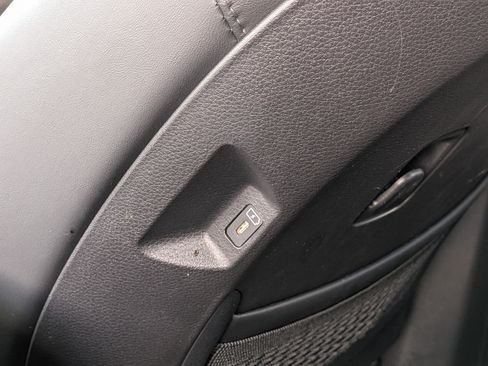 Used 2025 Kia Carnival FWD image 18