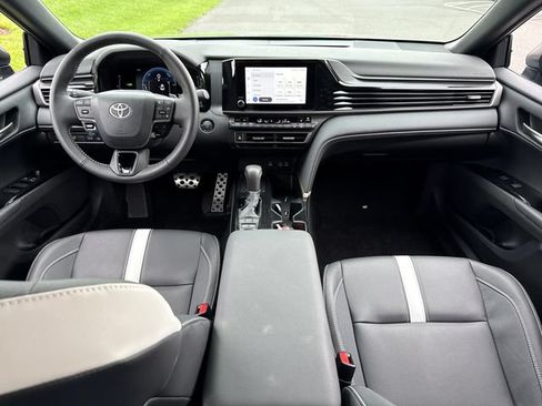 Used 2025 Toyota Camry SE w/ Convenience Package FWD image 18