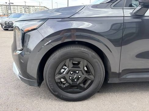 Used 2025 Kia Carnival FWD image 4