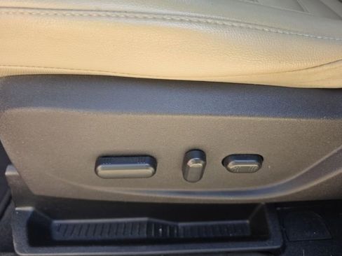Used 2017 Ford Escape SE w/ SE Leather Comfort Package FWD image 8