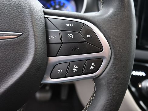 Used 2023 Chrysler Pacifica Touring-L FWD image 20