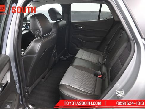 Used 2025 Chevrolet Trax LT w/ LT Convenience Package FWD image 10