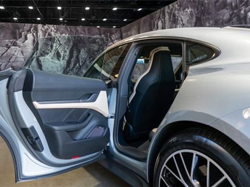 Used 2021 Porsche Taycan image 10