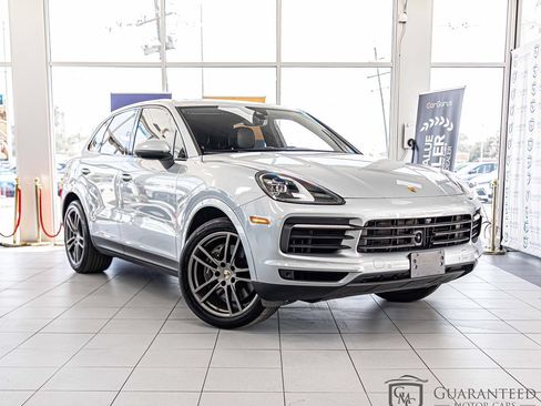 Used 2023 Porsche Cayenne w/ Premium Package AWD/4WD image 3