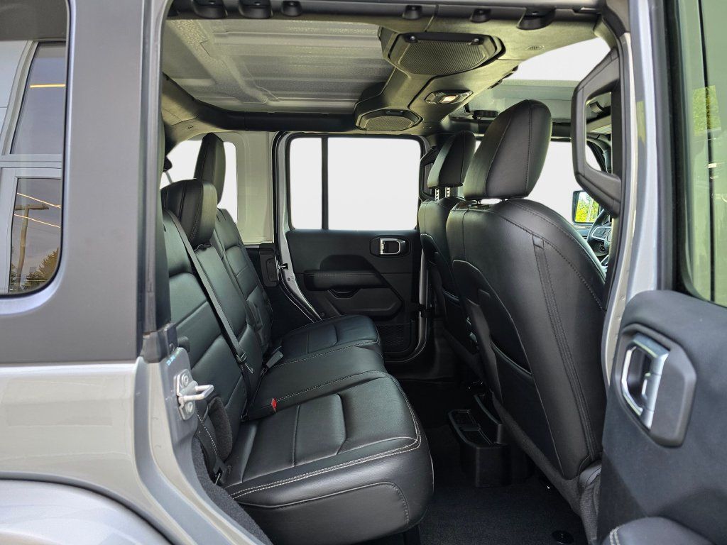 Used 2018 Jeep Wrangler Unlimited Sahara AWD/4WD image 13