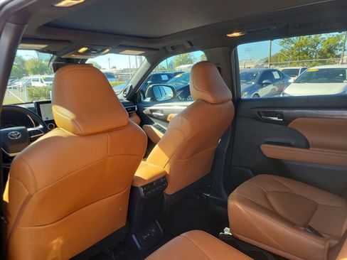 Used 2023 Toyota Highlander Platinum image 10