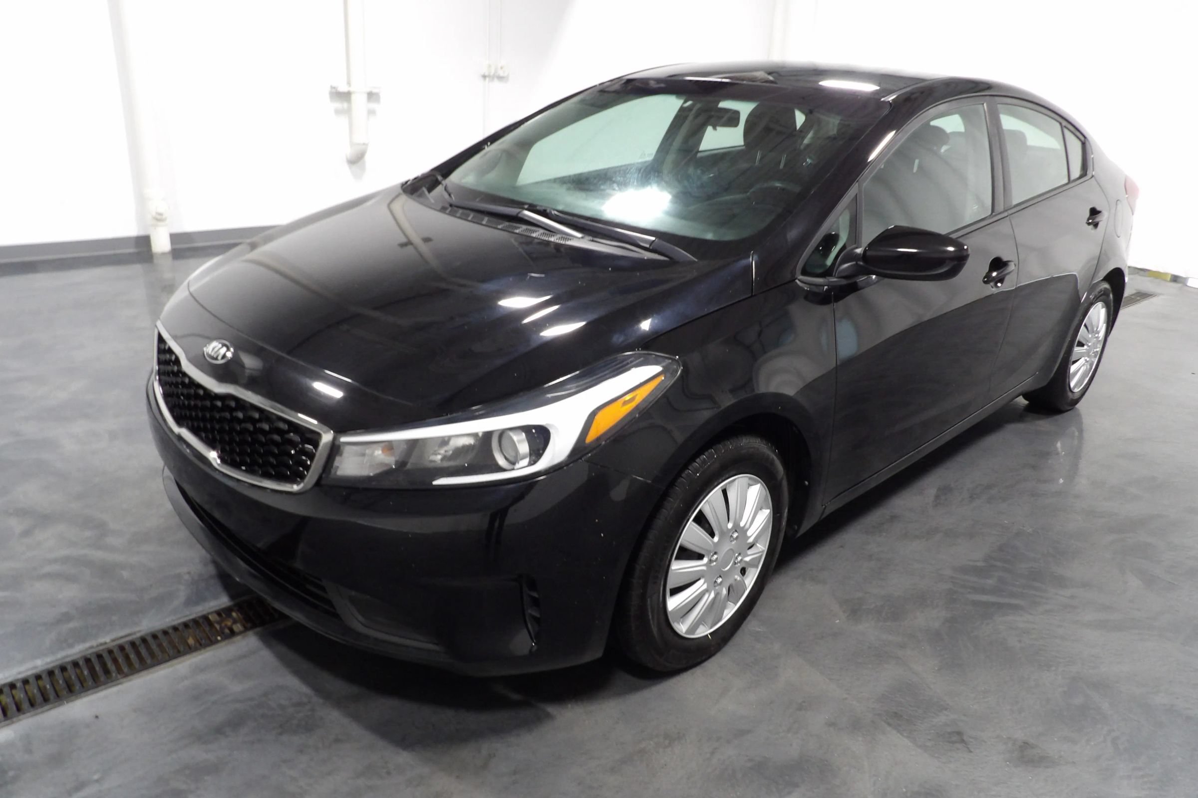 Used 2017 Kia Forte LX FWD image 3