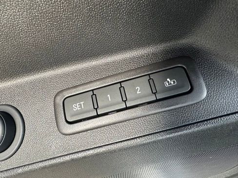 Used 2023 Chevrolet Equinox Premier image 33