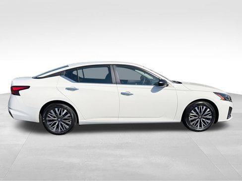 Used 2025 Nissan Altima 2.5 SV FWD image 10