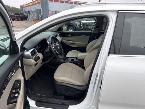 Used 2019 Kia Sorento LX w/ LX Convenience Package image 13