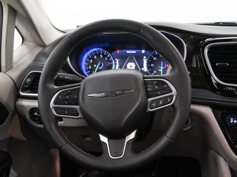 Used 2023 Chrysler Pacifica Limited FWD image 18