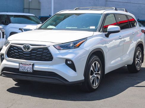 Used 2022 Toyota Highlander XLE FWD image 3