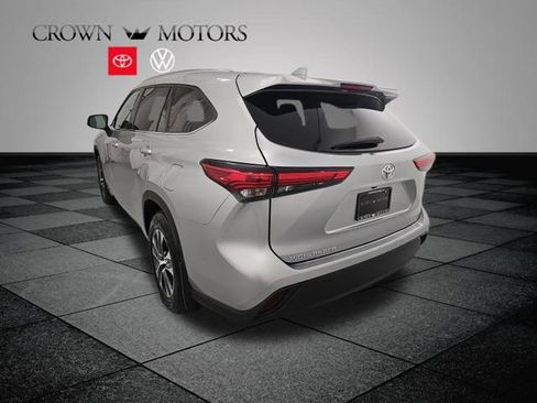 Used 2020 Toyota Highlander XLE AWD/4WD image 4
