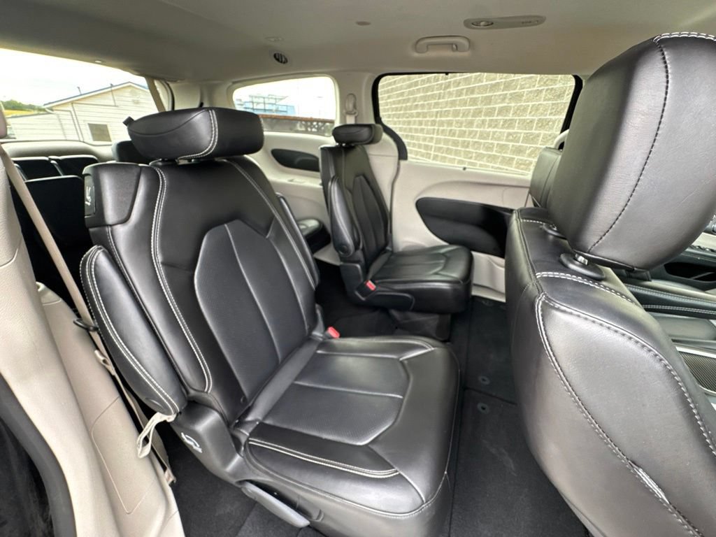 Used 2023 Chrysler Pacifica Touring-L FWD image 37