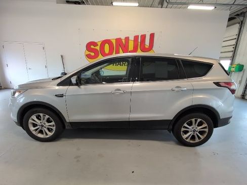Used 2017 Ford Escape SE w/ SE Cold Weather Package AWD/4WD image 2