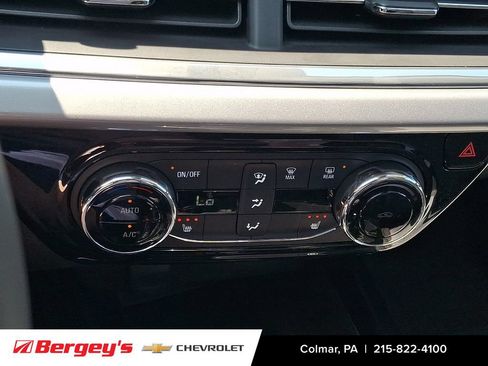Certified 2024 Chevrolet Trax LT w/ Sunroof Package FWD image 17