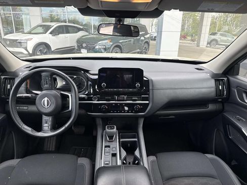 Used 2024 Nissan Pathfinder SV image 3