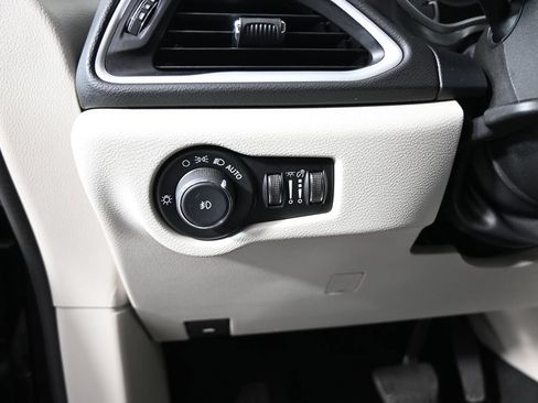 Used 2024 Chrysler Pacifica Touring-L FWD image 25