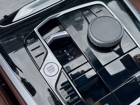 Used 2025 BMW X7 xDrive40i w/ M Sport Package image 16