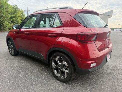 Used 2024 Hyundai Venue Limited FWD image 11