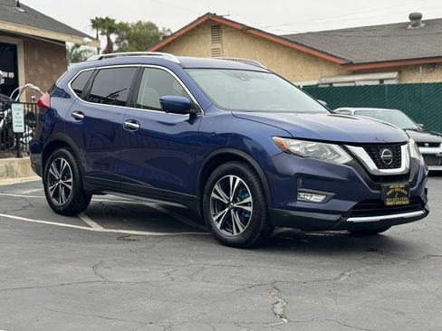 Used 2019 Nissan Rogue SV w/ Sun & Sound Touring Package FWD image 5