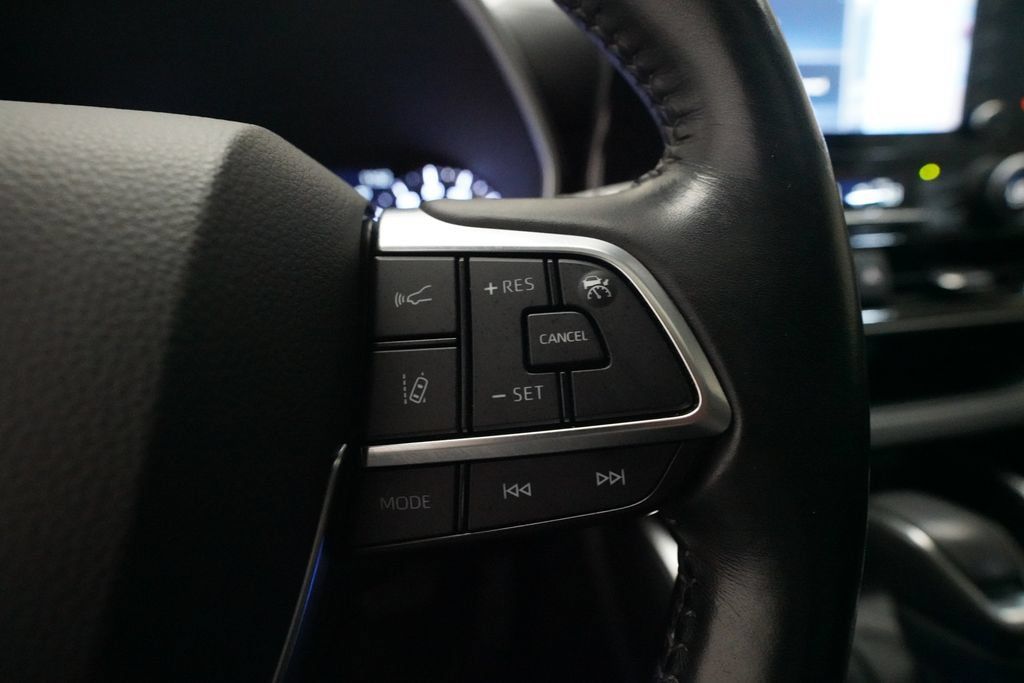Used 2020 Toyota Highlander XLE FWD image 19