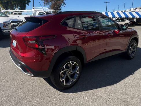 Used 2025 Chevrolet Trax LT w/ LT Convenience Package image 2