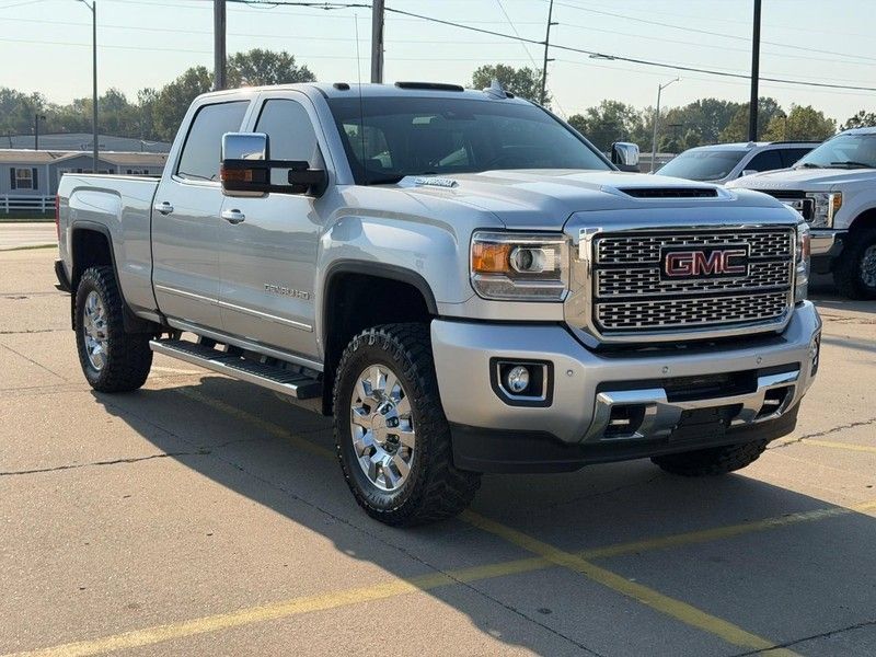 Used 2018 GMC Sierra 2500 Denali w/ Duramax Plus Package AWD/4WD image 1
