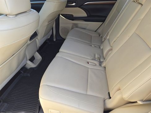Used 2018 Toyota Highlander Limited w/ Protection Package #3 image 31