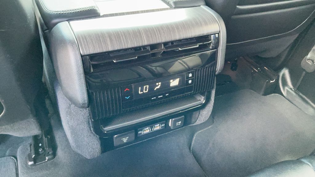 Used 2024 Jeep Wagoneer L Series II w/ Flexible Seating Group AWD/4WD image 9