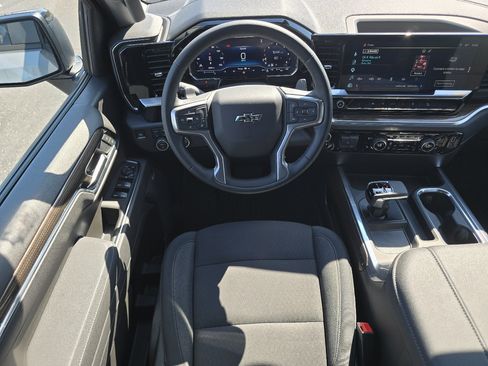 Used 2025 Chevrolet Silverado 1500 LT Trail Boss w/ Convenience Package II AWD/4WD image 3