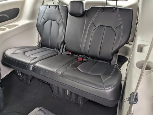 Used 2024 Chrysler Pacifica Touring-L FWD image 24
