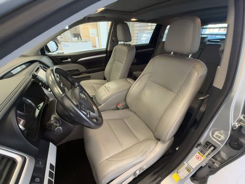 Used 2017 Toyota Highlander SE image 21