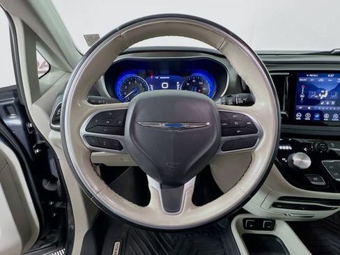 Used 2019 Chrysler Pacifica Limited FWD image 12