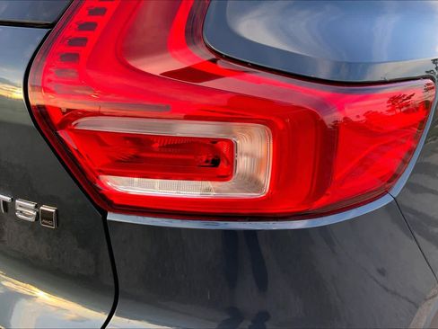 Used 2021 Volvo XC40 T5 Momentum w/ Premium Package image 29