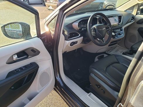 Used 2023 Chrysler Pacifica Touring-L image 9