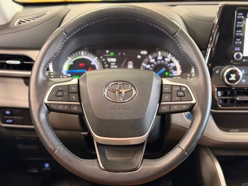 Used 2022 Toyota Highlander XLE FWD image 28