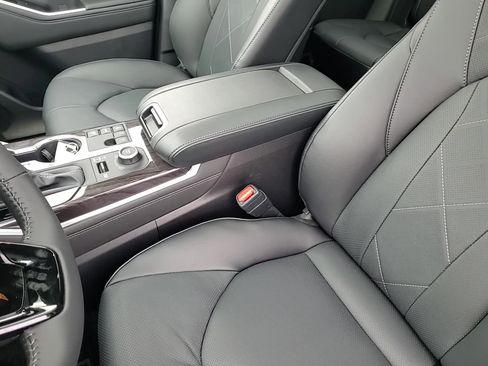 New 2025 Toyota Highlander Platinum image 19