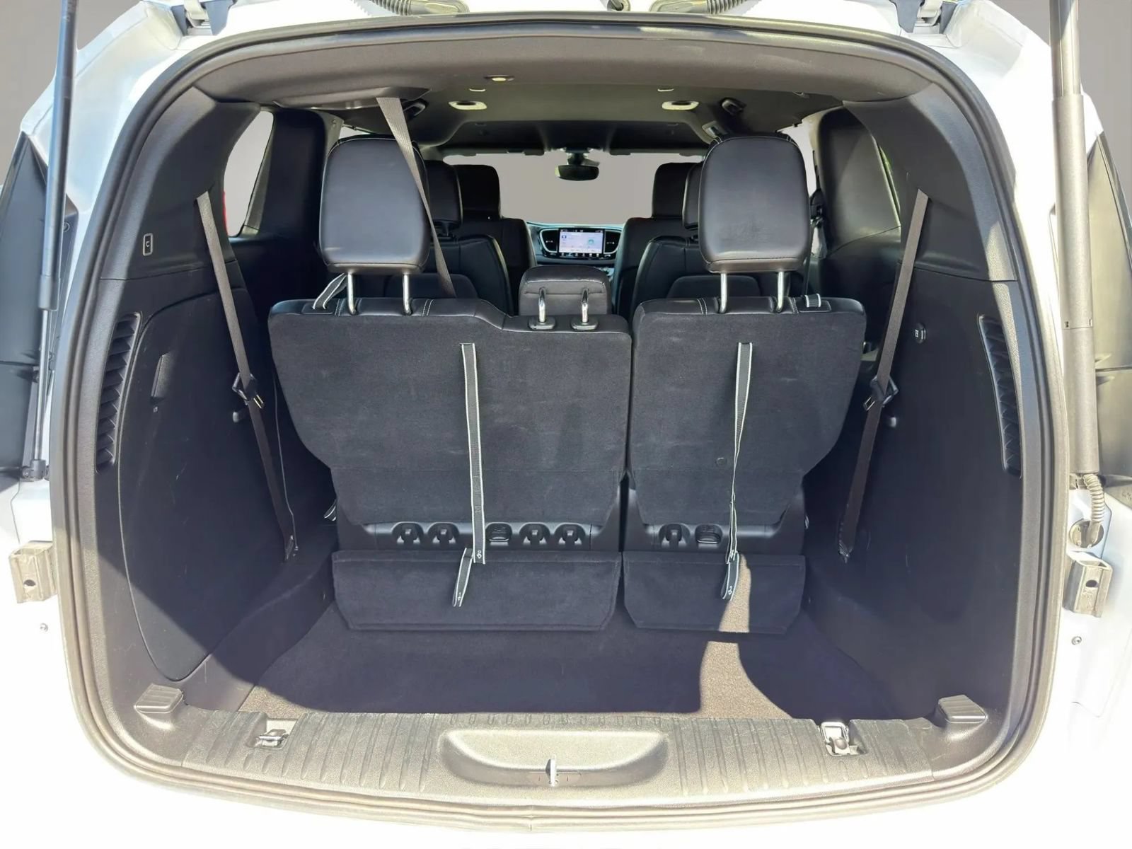 Used 2025 Chrysler Pacifica Select FWD image 9