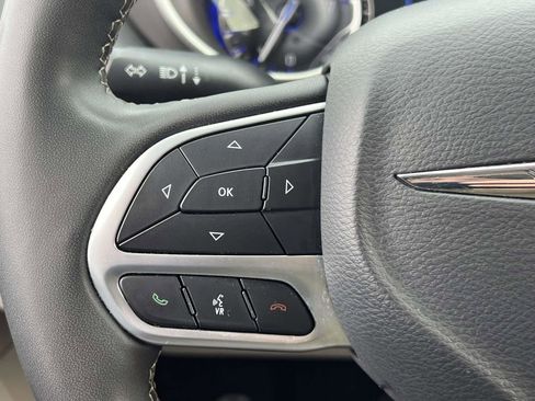 Used 2023 Chrysler Pacifica Touring-L image 27