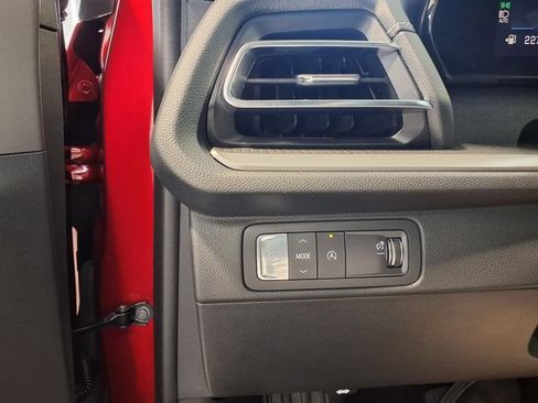 Used 2025 Chevrolet Traverse LT FWD image 18