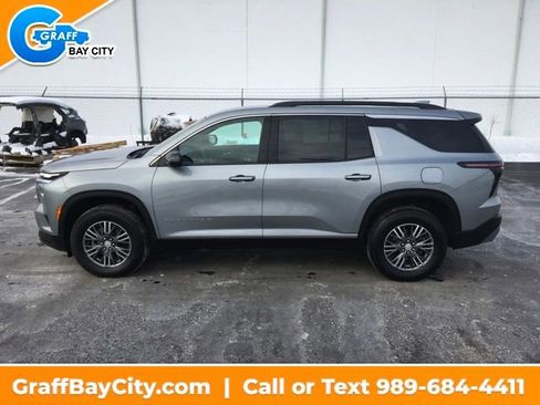 Used 2024 Chevrolet Traverse LT image 2